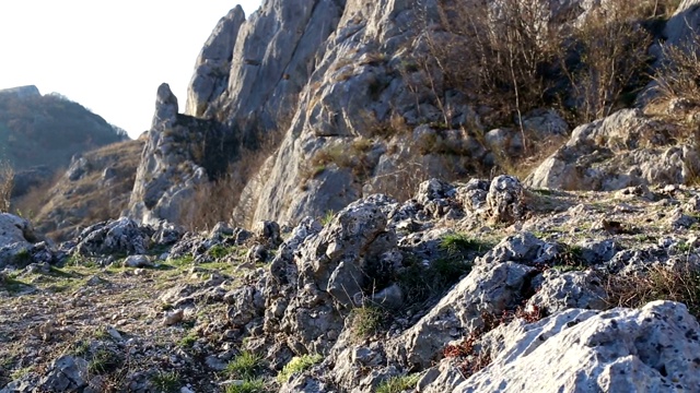 一个年轻人在山顶上锻炼视频素材