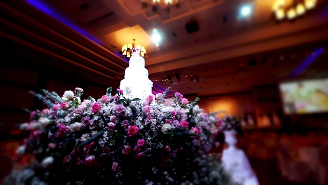 LS多莉右:优雅的婚礼蛋糕装饰鲜花在模糊的背景。视频素材