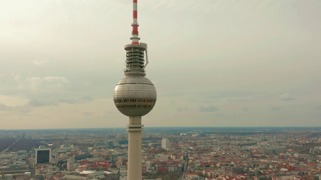 柏林电视塔的超级特写在阴天，鸟瞰图视频下载