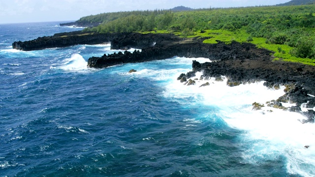 夏威夷毛伊岛火山海岸线的鸟瞰图视频素材