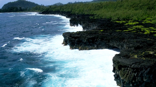 夏威夷毛伊岛火山海岸线的鸟瞰图视频素材