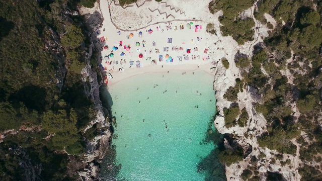 Cala Macarelleta海滩的夏季鸟瞰图视频下载