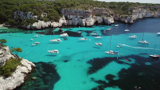游艇鸟瞰图停泊在地中海，Menorca，西班牙视频素材