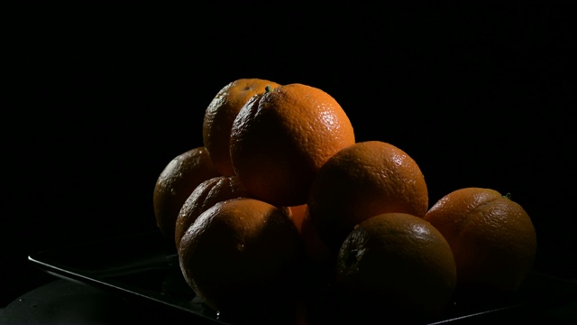 在黑色背景上旋转的橘子山视频素材