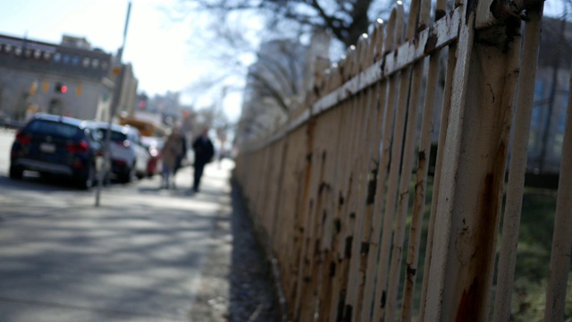 宾夕法尼亚州奥克兰人行道边上生锈的栅栏视频下载