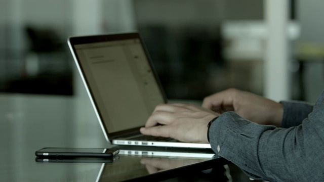 商人的双手在笔记本电脑键盘上打字视频素材