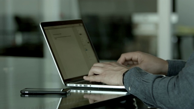 男性企业家使用笔记本电脑的镜头视频素材
