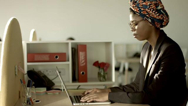 在创意办公室使用笔记本电脑的女商人视频下载