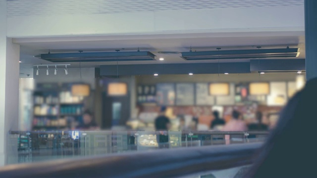 TL:在现代咖啡馆中改变人们的生活方式。视频素材