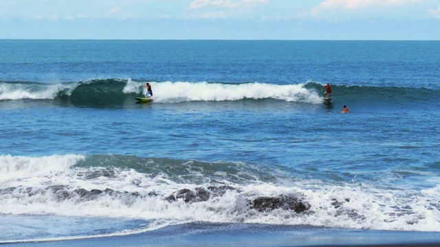 冲浪者冲浪在加勒比海的巨浪超级慢的动作视频下载