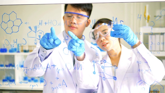两名科学家在实验室中使用透明玻璃板化学品视频下载