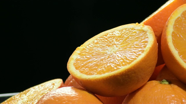 新鲜自然的橙子切好，整个旋转视频素材