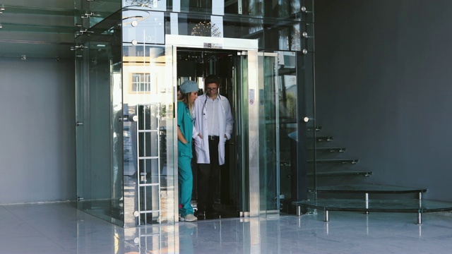 三个医护人员走在医院的走廊上视频素材