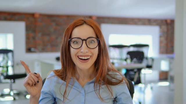 肖像红发女人的想法概念在工作场所视频素材