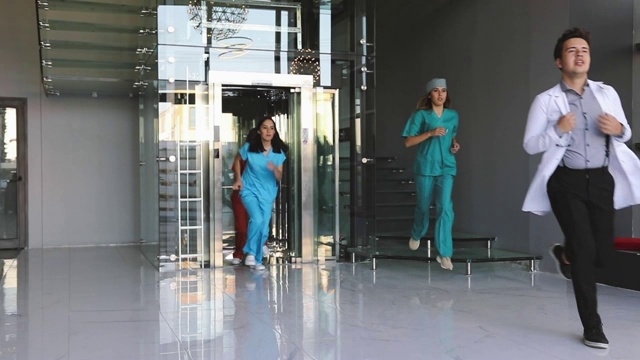 一队医务人员在医院走廊里急匆匆地奔忙着视频素材