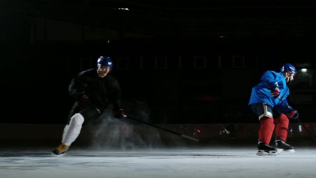 两名职业冰球运动员前往Luda争夺冰球。的接待视频素材