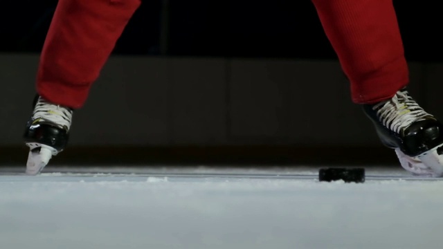 冰球运动员用慢动作击打球门视频素材
