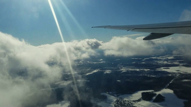 飞机进入云层。视频素材