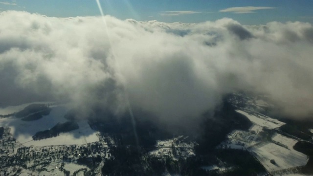 飞机离开云层视频素材