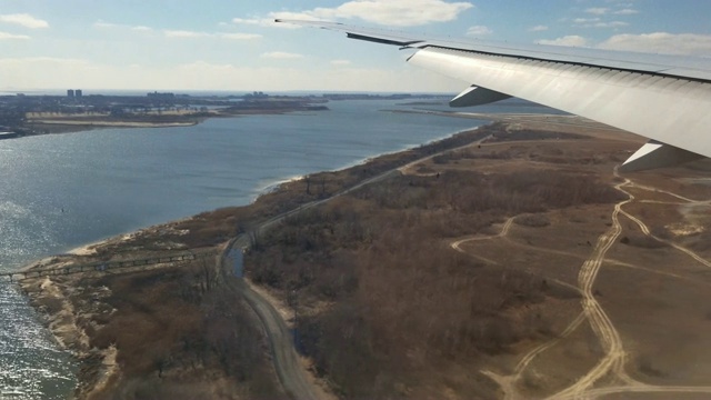 客机在美国纽约肯尼迪国际机场降落视频素材