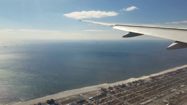 在美国纽约长岛沿岸飞行的客机视频素材