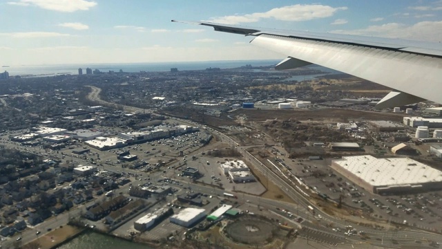 客机在美国纽约肯尼迪国际机场降落视频素材