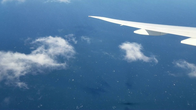 客机在长岛附近的大西洋上空飞行，商业货船在那里。视频素材