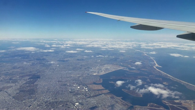 这架客机正在美国纽约长岛上空飞行视频素材