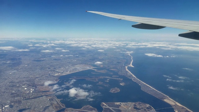 这架客机正在美国纽约长岛上空飞行视频素材
