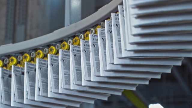 印刷报纸在印刷厂的传送带上运输视频素材