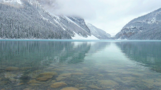 加拿大亚伯达省班夫国家公园的路易斯湖，冬天下雪视频素材