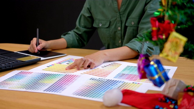 平面室内设计师选择颜色从样本样本。创造性的人在现代办公室用数字平板电脑和手写笔画画。商业、技术、设计和人的理念视频素材