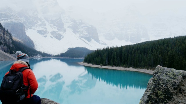 加拿大阿尔伯塔省班夫国家公园冰碛湖上的山峰视频素材