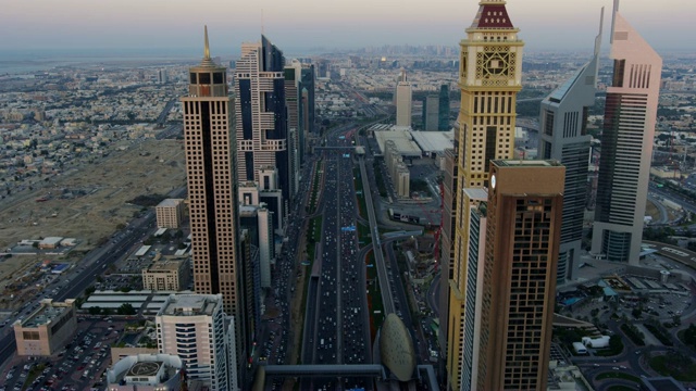 空中日落谢赫扎耶德公路城市摩天大楼迪拜视频下载