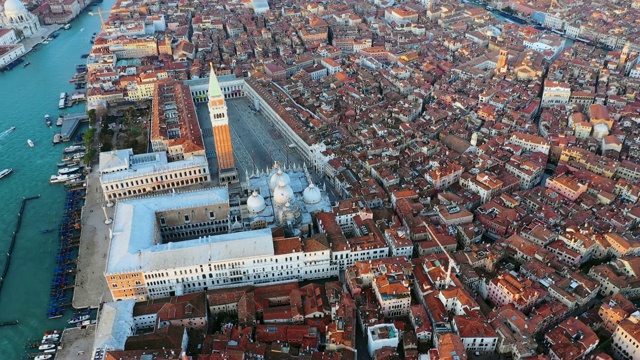 环绕威尼斯圣马可广场的鸟瞰图视频素材