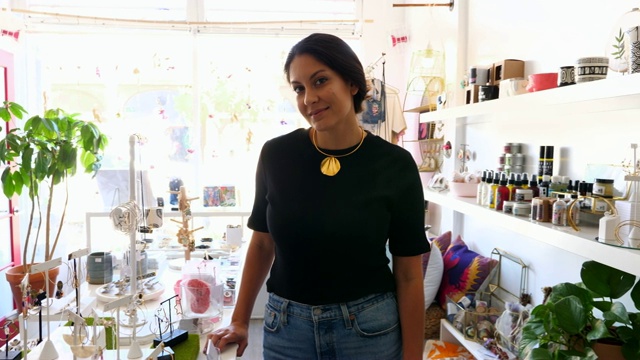 微笑的女企业主站在精品店的肖像视频素材
