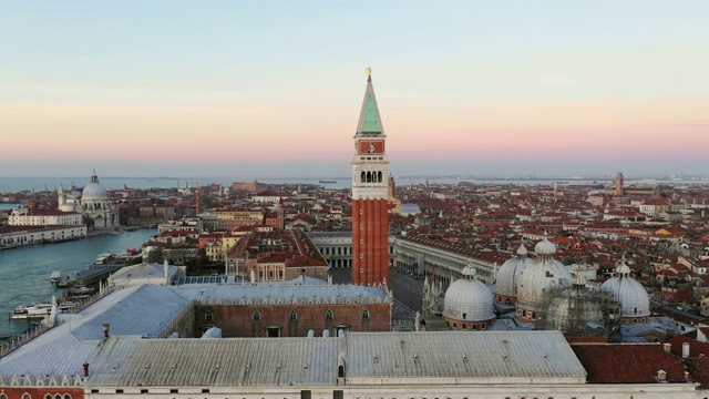 鸟瞰图，日出在圣马克广场，威尼斯，意大利视频下载
