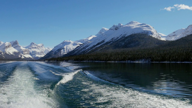 加拿大阿尔伯塔省碧玉国家公园的船灵岛上的恶性湖景视频素材