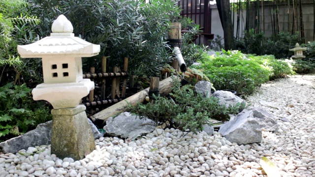 竹流水装饰于禅园视频素材