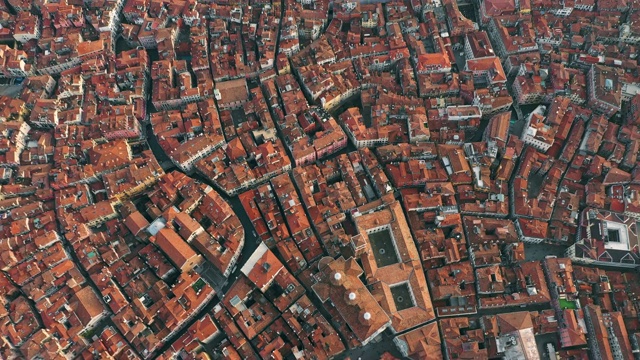意大利威尼斯圣马可广场和圣乔治广场的航拍图视频素材