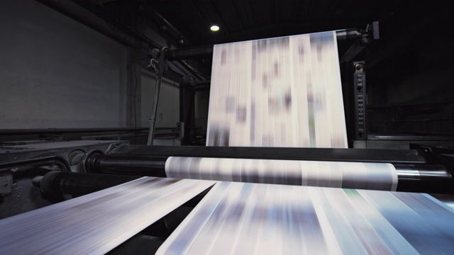 印刷厂正在用机器把报纸切成几页视频下载