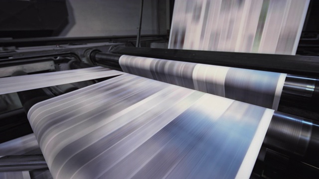报纸印刷厂为每日报纸裁切印刷品的过程视频素材