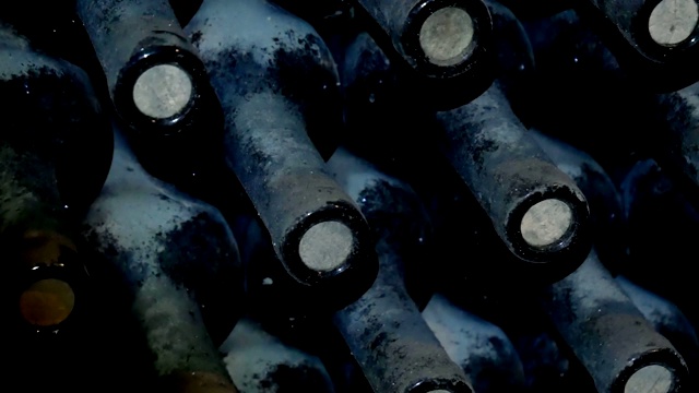 酒窖里满是灰尘的酒瓶一个接一个地躺着视频素材