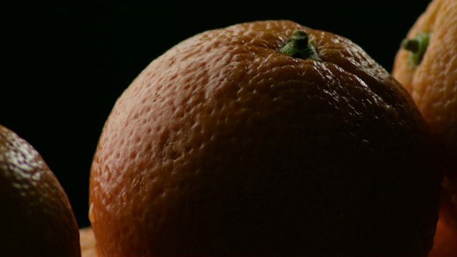 新鲜橙子和其他橙子一起旋转水果视频素材