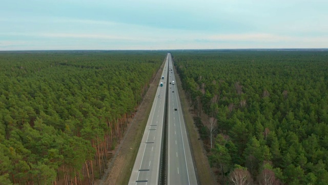 鸟瞰图。高速公路上的交通，德国，hyperapse视频素材