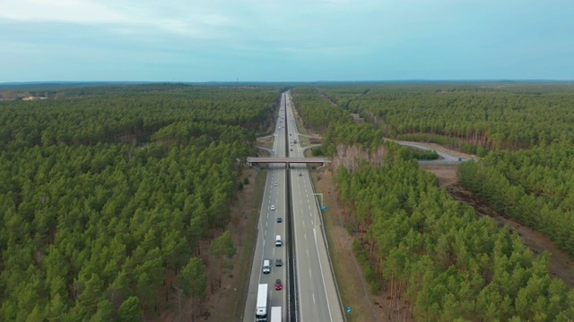 鸟瞰图。德国高速公路上的交通状况视频素材