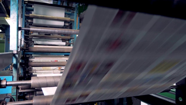 卷筒机在打印办公室，近距离。在印刷机上印刷的报纸。视频素材