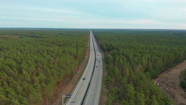 鸟瞰图。德国高速公路上的交通状况视频素材
