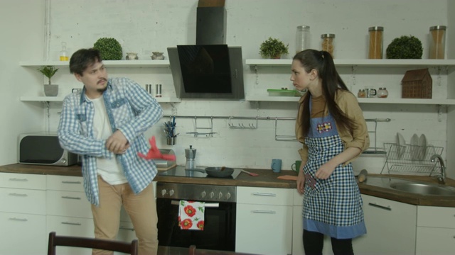 一对夫妇在厨房为未煮的食物争吵视频素材