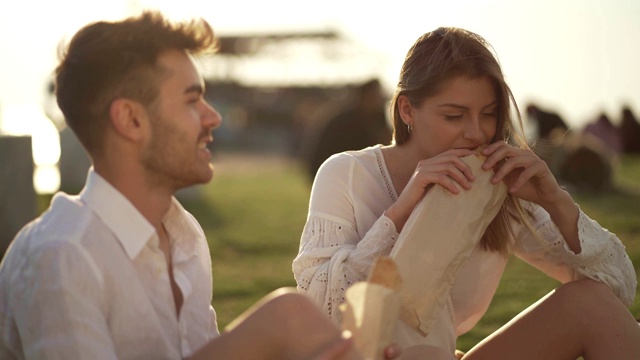 一对夫妇在野餐时享用三明治视频素材